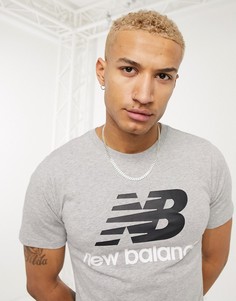 Серая футболка с большим логотипом New Balance-Серый