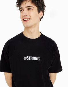 Чёрная футболка с надписью STRONG Gloria Jeans