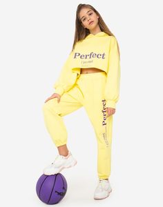 Жёлтые спортивные брюки с принтом Perfect для девочки Gloria Jeans