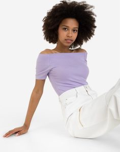 Сиреневая укороченная футболка с открытыми плечами Gloria Jeans