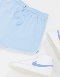 Голубые контрастные шорты для бега In The Style-Голубой