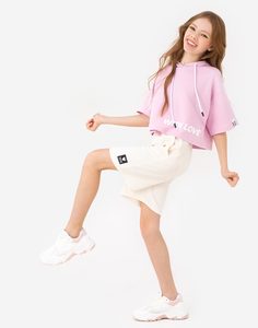 Молочные спортивные шорты с нашивкой для девочки Gloria Jeans
