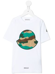 Moncler Enfant футболка с камуфляжным логотипом