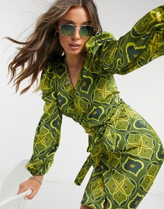Эксклюзивное зеленое платье мини с запахом, поясом и геометрическим принтом Never Fully Dressed-Зеленый цвет