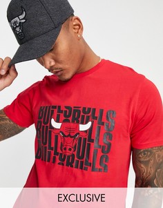 Черная футболка с повторяющейся надписью New Era NBA Chicago Bulls – эксклюзивно для ASOS-Черный