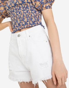 Белые джинсовые шорты New mom с дырами и бахромой Gloria Jeans