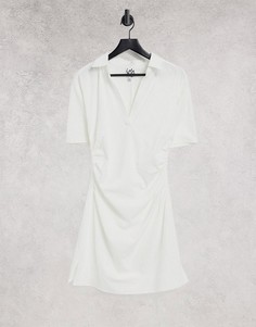 Белое платье мини с V-образным вырезом и присборенной талией Lola May-Белый