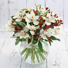 Букет из белых орхидей и гиперикума Flowwow