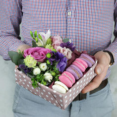 Коробка с макарунами. Фрезия, розы и гиперикум Flowwow