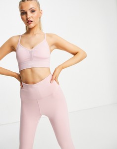 Спортивный бесшовный бюстгальтер розового цвета на бретельках с легкой поддержкой Nike Yoga Indy-Розовый цвет