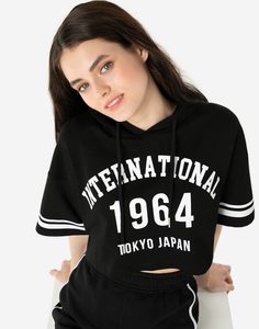 Чёрное укороченное худи oversize с принтом INTERNATIONAL 1964 Gloria Jeans