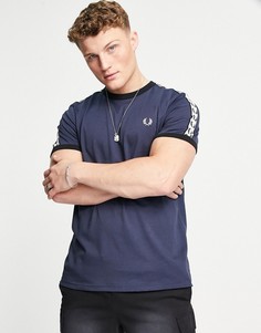 Темно-серая футболка с контрастной отделкой и лентой Fred Perry-Серый