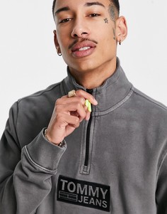 Черный свитшот с короткой молнией и фирменным логотипом в тон Tommy Jeans-Черный цвет