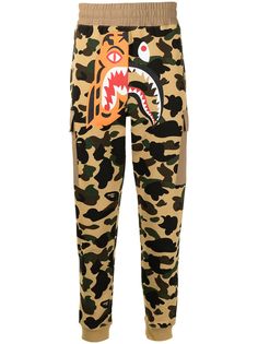 A BATHING APE® спортивные брюки Shark с камуфляжным принтом Bape