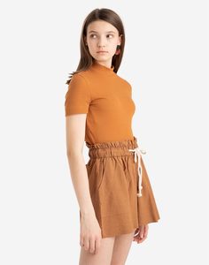 Коричневая укороченная футболка с воротником-стойкой Gloria Jeans