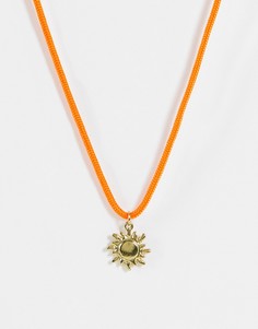 Оранжевое тонкое ожерелье в виде шнурка с золотистой подвеской солнца ASOS DESIGN-Золотистый