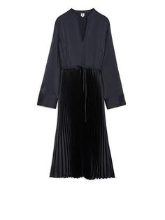 Плиссированное атласное платье Arket