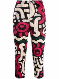 Pleats Please Issey Miyake укороченные брюки с плиссировкой и абстрактным принтом