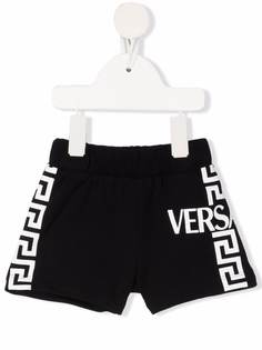 Versace Kids спортивные шорты с узором Greca