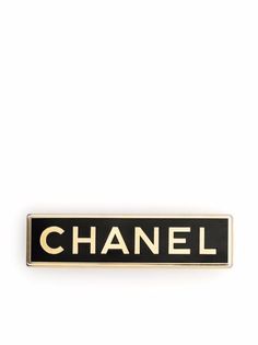 Chanel Pre-Owned брошь 2000-х годов с логотипом