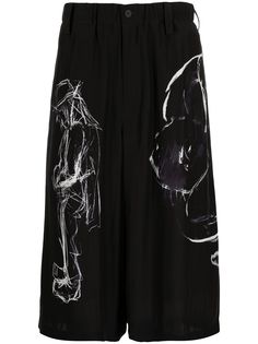 Yohji Yamamoto шелковые шорты с абстрактным принтом