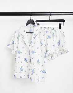 Пижама из ткани с добавлением льна с рубашкой и шортами кремово-голубого цвета с цветочным принтом и оборками ASOS DESIGN-Белый