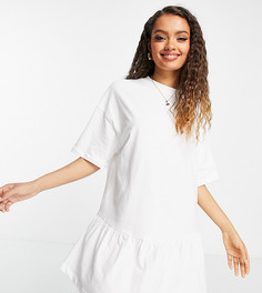 Белое платье-футболка в стиле oversized с оборкой по нижнему краю ASOS DESIGN Petite-Белый