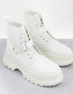 Белые ботинки из искусственной кожи на шнуровке с акцентным ремешком и толстой подошвой ASOS DESIGN-Белый