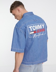 Светлая джинсовая рубашка свободного кроя с короткими рукавами и принтом на спине Tommy Jeans-Голубой