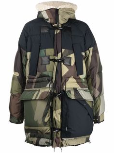 sacai камуфляжный пуховик из коллаборации с KAWS