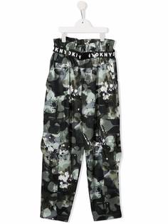 Dkny Kids брюки карго с камуфляжным принтом
