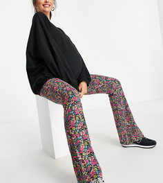 Расклешенные брюки черного цвета с посадкой над животом и цветочным принтом ASOS DESIGN Maternity-Разноцветный
