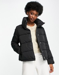Черный пуховик Stradivarius