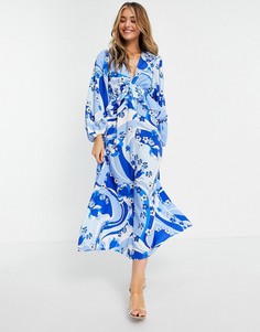 Эксклюзивное ярусное платье макси с оборками, глубоким вырезом и волнистым принтом разных оттенков голубого цвета John Zack-Разноцветный