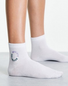 Белые носки до щиколотки в рубчик с вышитым логотипом ASOS Weekend Collective-Белый