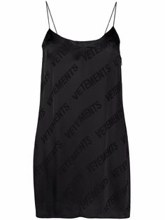 VETEMENTS платье на тонких бретелях с логотипом