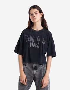 Чёрная укороченная футболка с надписью BABY IS IN BLACK Gloria Jeans