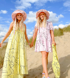 Платье мини с присборенной ярусной юбкой и абстрактным принтом Labelrail x Olivia & Alice-Розовый цвет