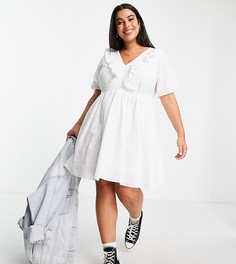 Короткое расклешенное платье белого цвета с оборкой и вышивкой ришелье Simply Be-Белый