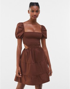 Коричневое платье миди из поплина с объемными рукавами и вырезом Bershka-Коричневый цвет