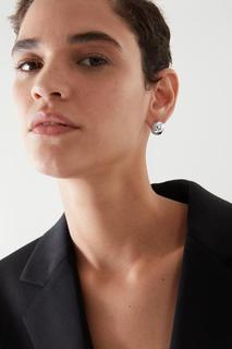 СФЕРИЧЕСКИЕ СЕРЬГИ-ГВОЗДИКИ ИЗ ЛАТУНИ COS