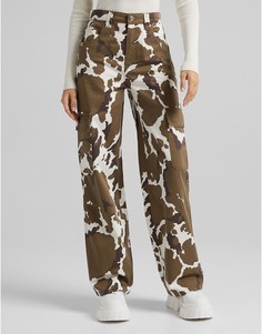 Коричневые брюки карго с пятнистым принтом Bershka-Коричневый цвет