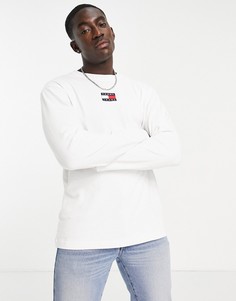 Белый лонгслив с логотипом в виде флага по центру Tommy Jeans