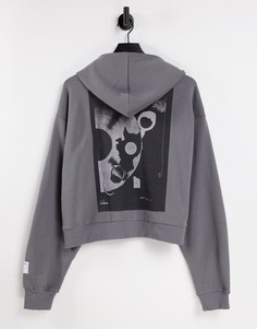 Темно-серый укороченный худи с принтом на груди и спине Bershka