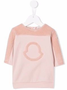 Moncler Enfant платье с нашивкой-логотипом и вставками из шерпы