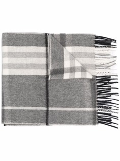 Burberry клетчатый шарф с бахромой