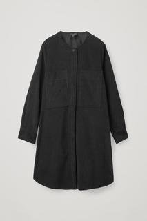 РАСШИРЯЮЩАЯСЯ КНИЗУ РУБАШКА ИЗ ХЛОПЧАТОБУМАЖНОЙ ТКАНИ С ПРОДОЛЬНЫМ РУБЧИКОМ COS