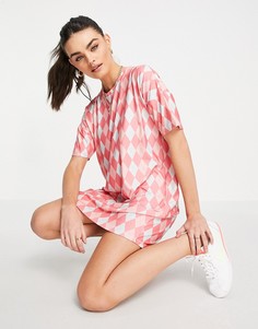 Розовое платье-футболка с принтом в ромбик Urban Threads-Многоцветный