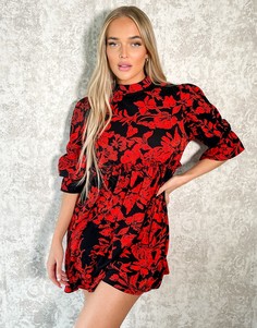 Платье с присборенной юбкой, драпировкой и цветочным принтом In The Style-Многоцветный