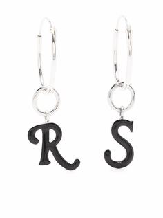 Raf Simons серьги-кольца с подвеской-логотипом